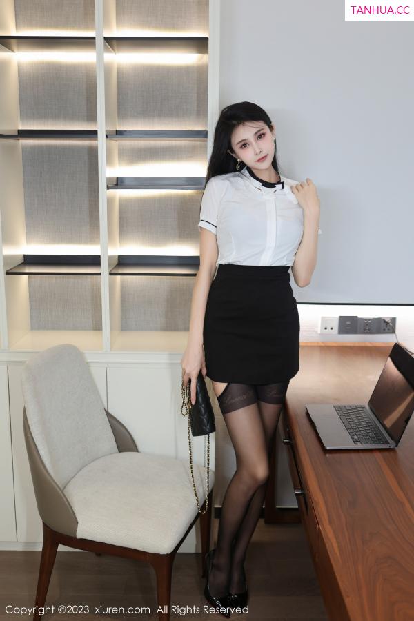  [XiuRen]高清写真图 2023.09.22 No.7424 草莓mm 黑丝美腿第4张图片